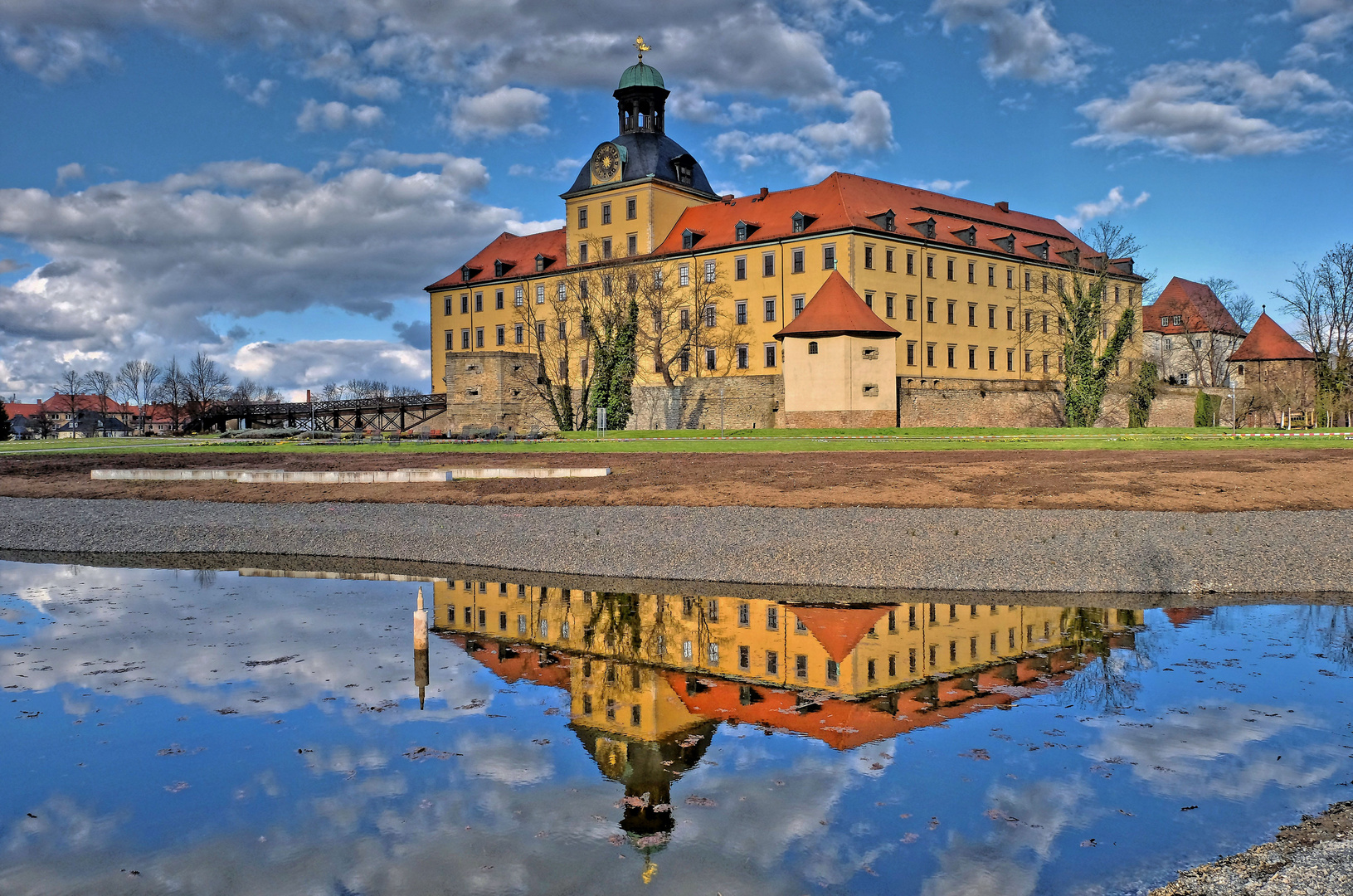 Schloss Moritzburg mit Dom St. Peter und Paul in der Spiegelung des Schlossparkteichs in Zeitz