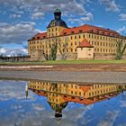 Schloss Moritzburg mit Dom St. Peter und Paul in der Spiegelung des Schlossparkteichs in Zeitz
