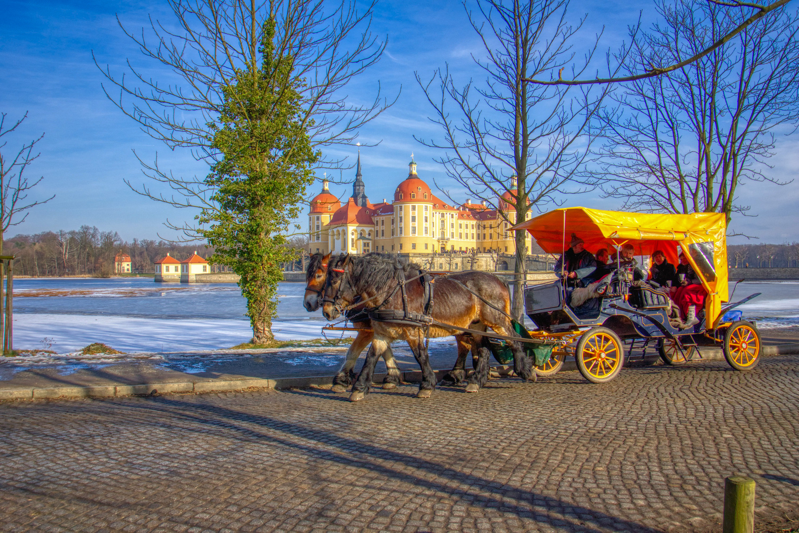 Schloss Moritzburg mit Pferdekutsche