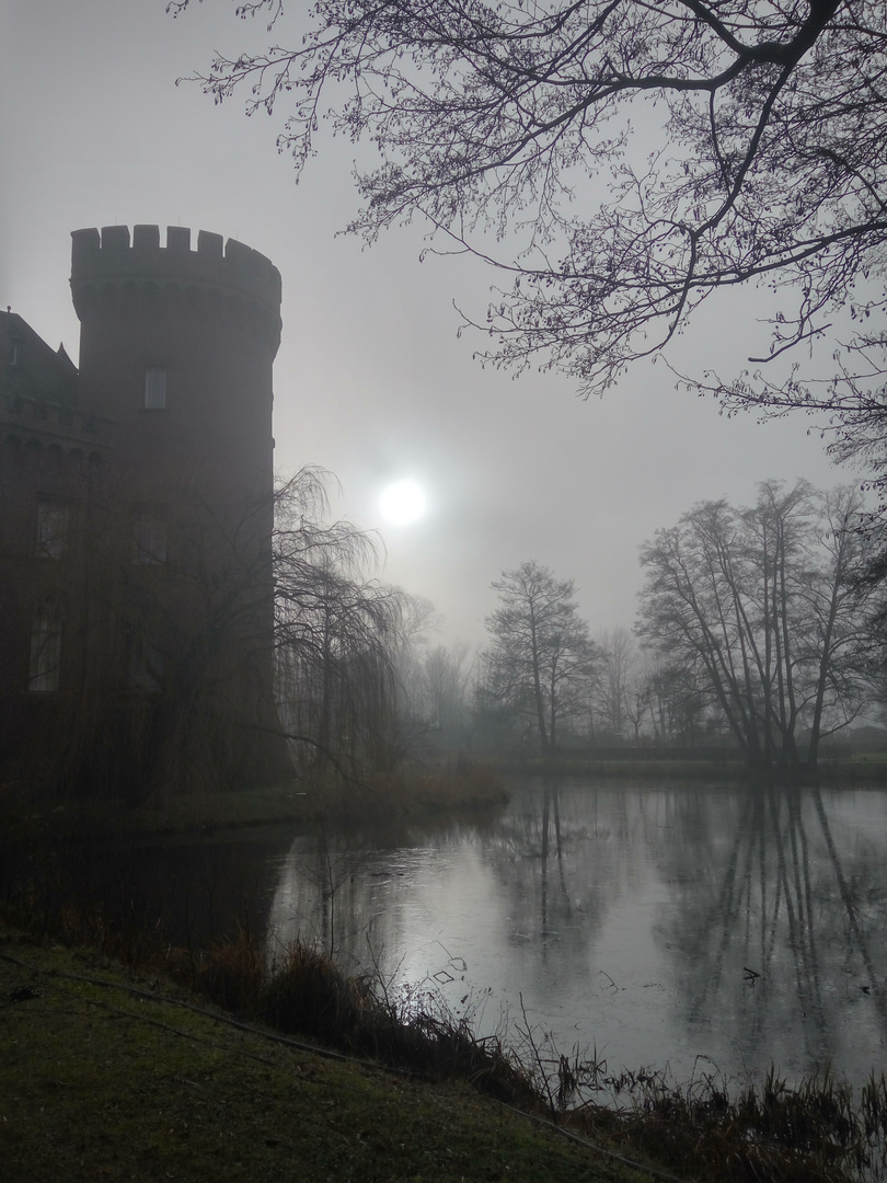 Schloss Moyland im Zwielicht