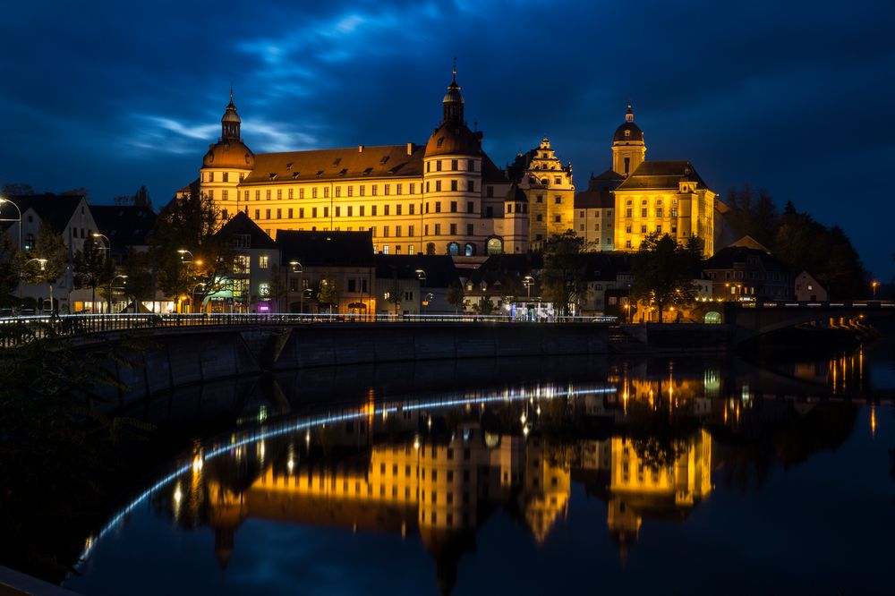 Schloß Neuburg und Uferpromenade in der Dämmerung Foto & Bild