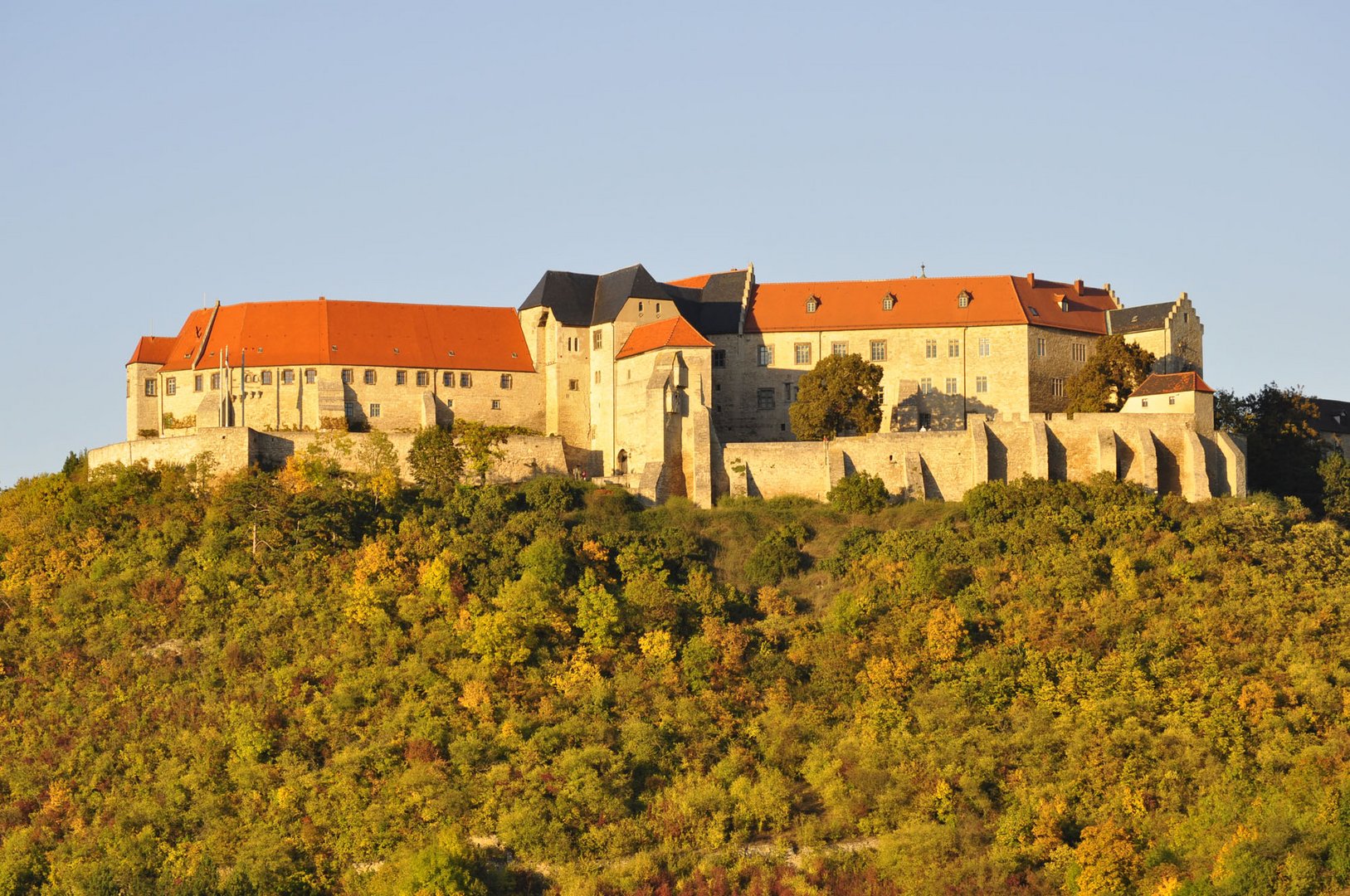 Schloss Neuenburg in herbstlicher Abendsonne