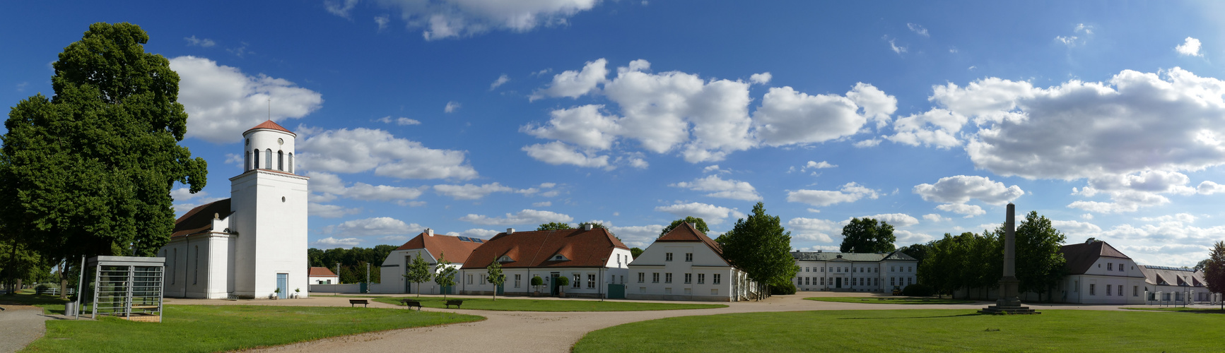 Schloß Neuhardenberg mit Schinkel-Kirche