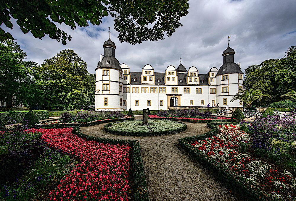 Schloss Neuhaus am Mittag