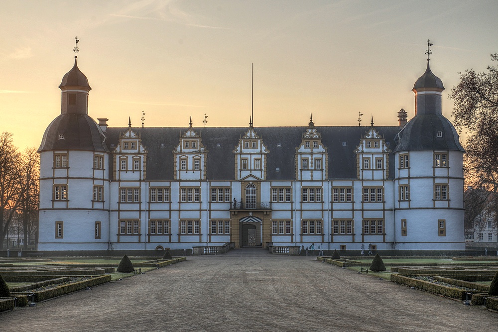 Schloss Neuhaus am Morgen