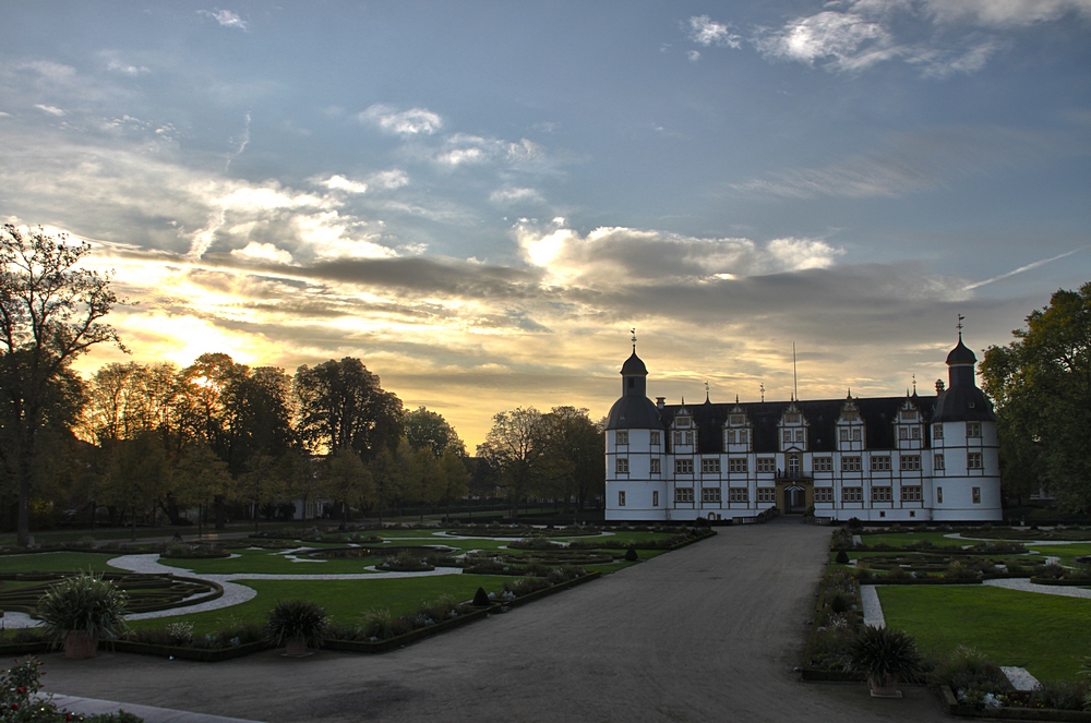 Schloss Neuhaus am Morgen (HDR)