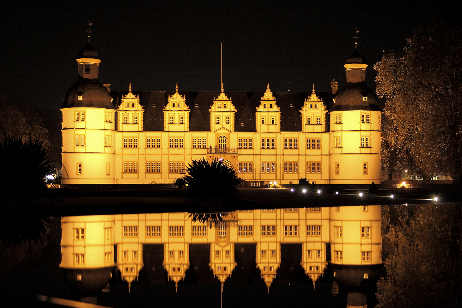 Schloß Neuhaus bei Nacht