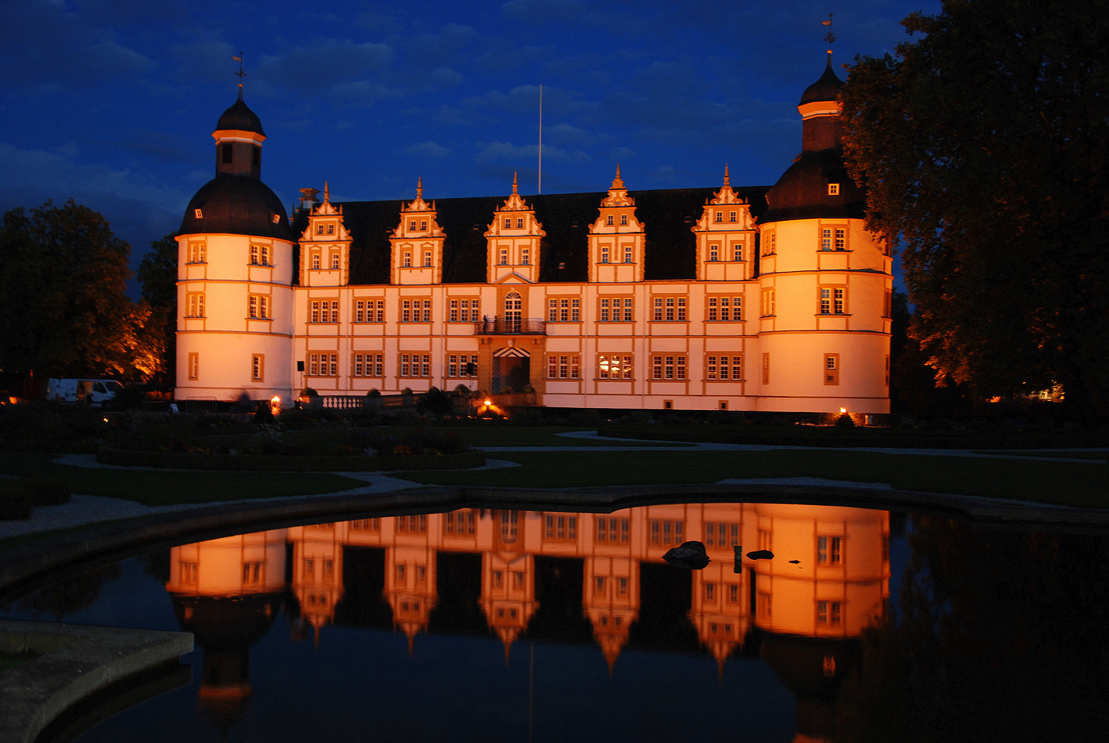 Schloss Neuhaus in Parkbeleuchtung