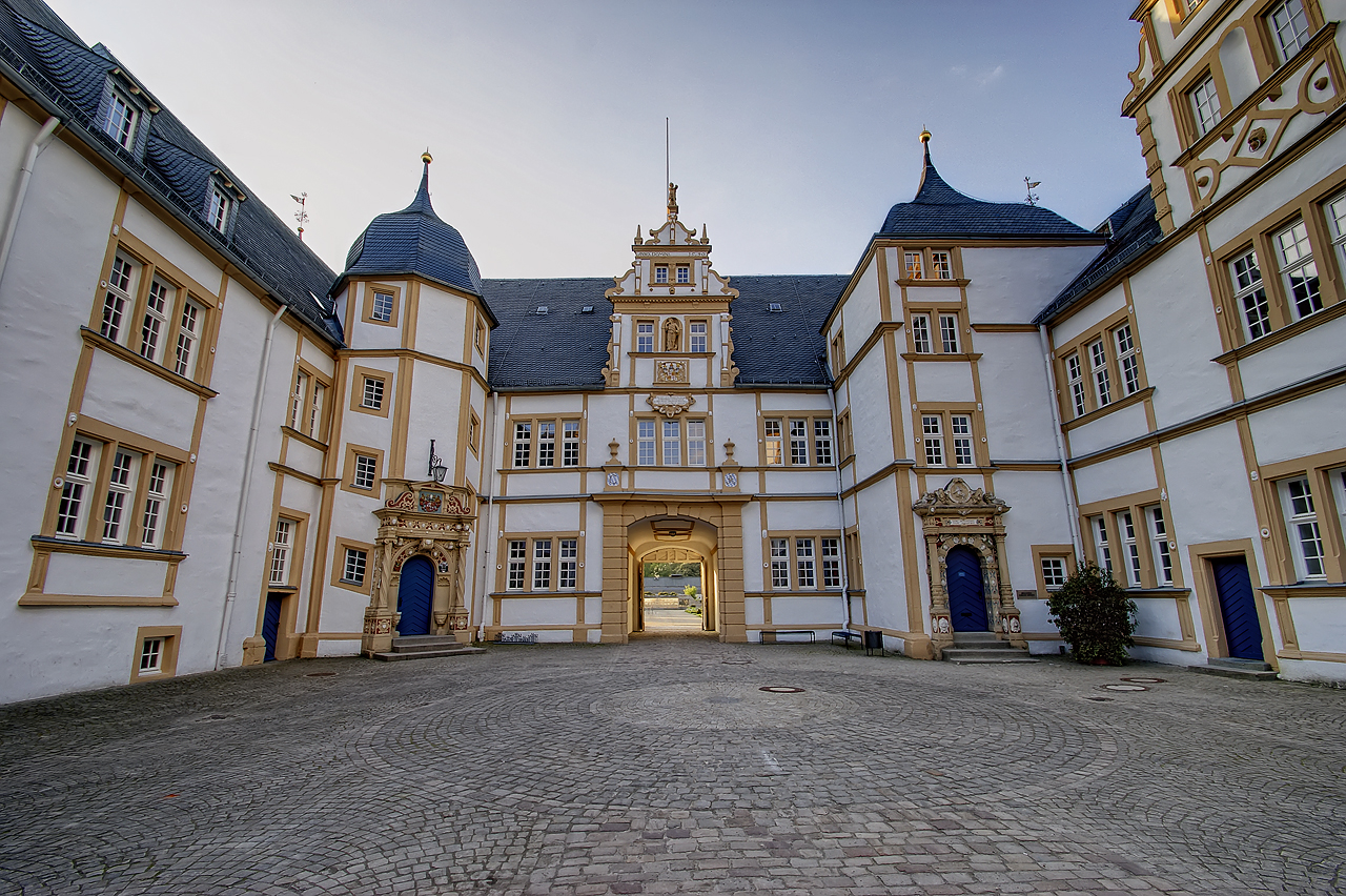 Schloss Neuhaus (Innenhof) Paderborn - HDR @ 10mm Tamron