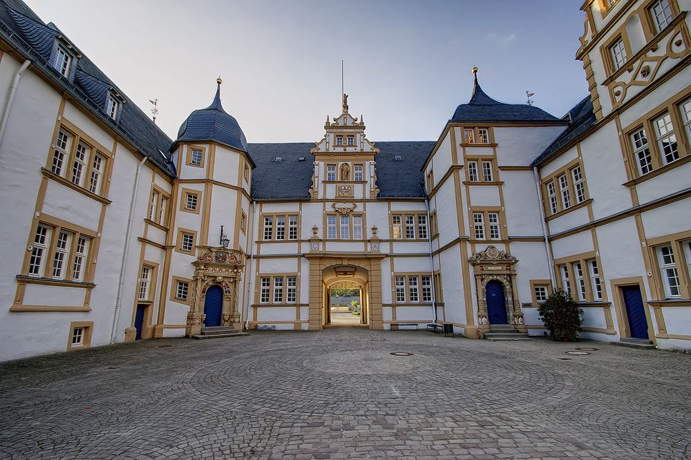 Schloss Neuhaus (Innenhof) Paderborn - HDR @ 10mm Tamron Foto & Bild ...