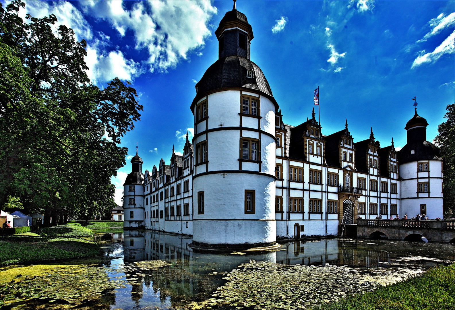 Schloss Neuhaus von der Gartenseite