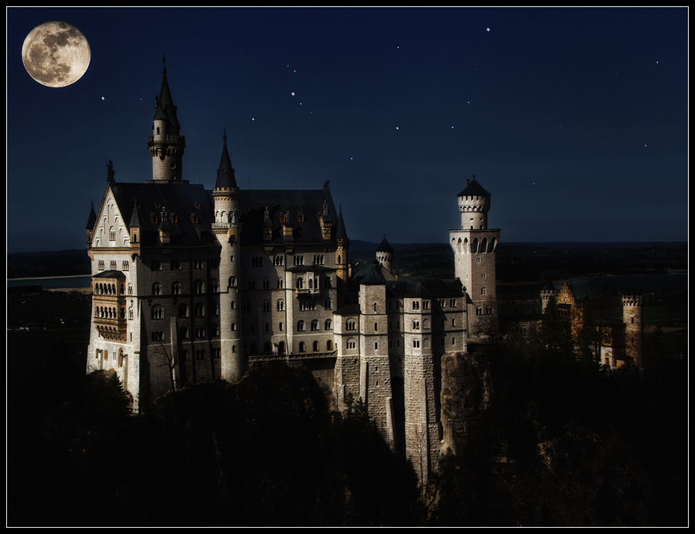 Schloss Neuschwanstein bei Vollmond unterm Sternenhimmel