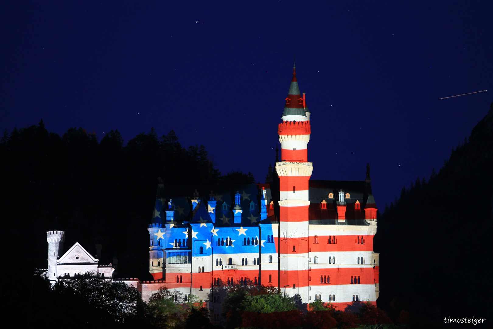 Schloss Neuschwanstein für G7 Gipfel mit US Flagge