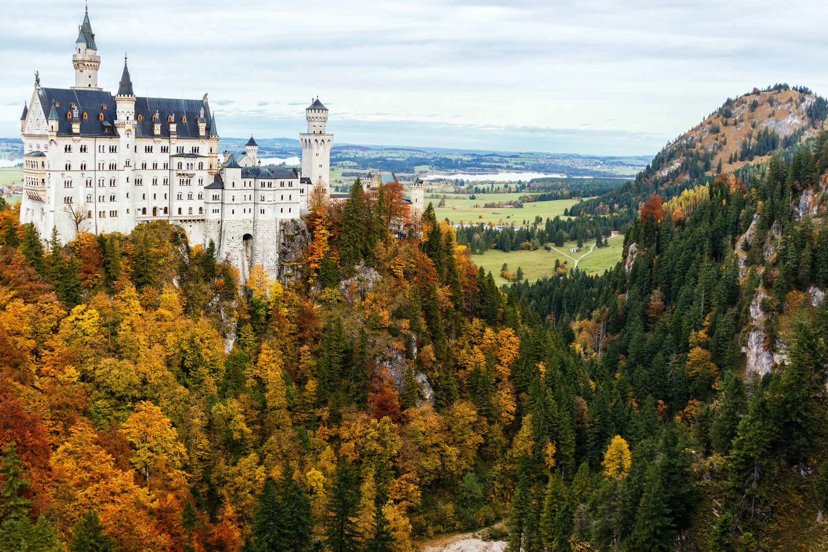 Schloss Neuschwanstein im bunten Herbstwald