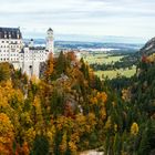 Schloss Neuschwanstein im bunten Herbstwald