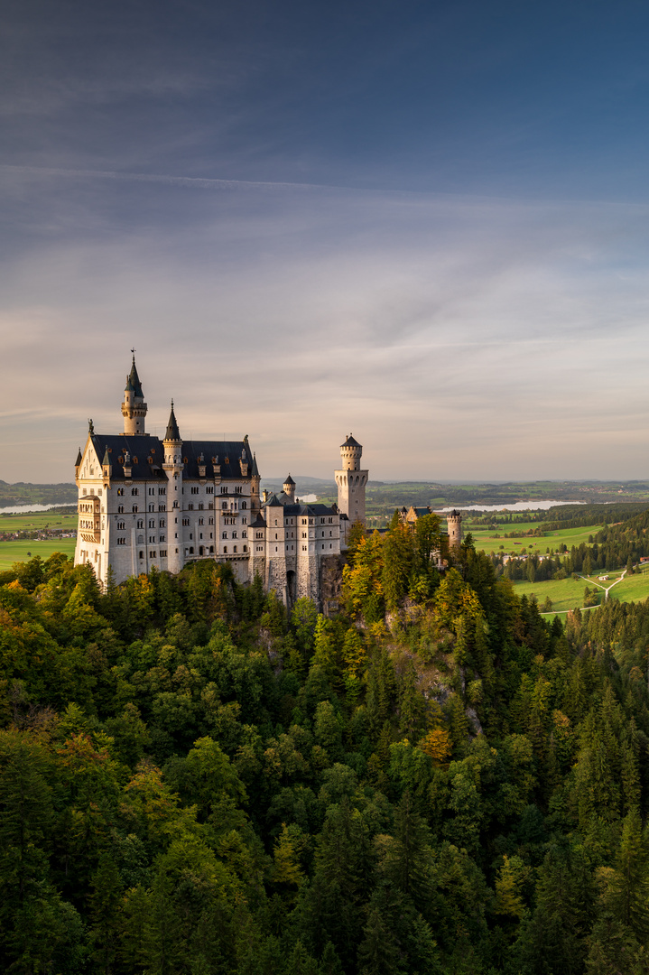 Schloss Neuschwanstein im herbstlichen Abendlicht