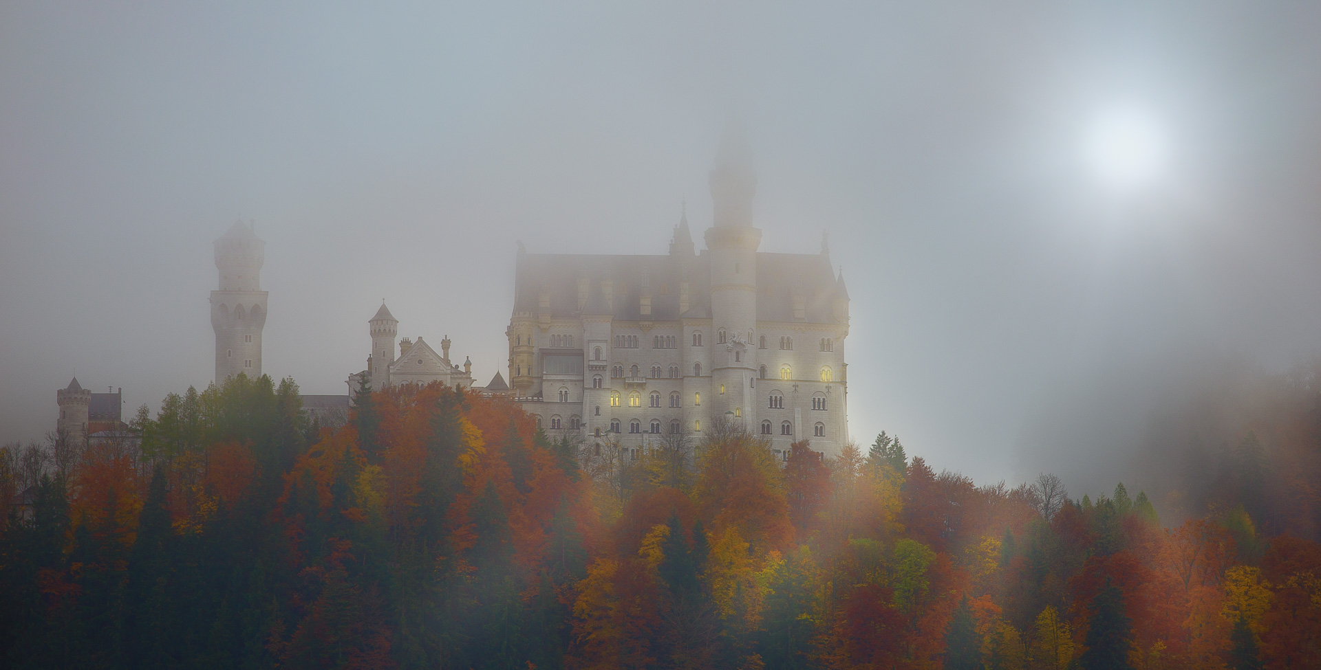 Schloss Neuschwanstein im Nebel