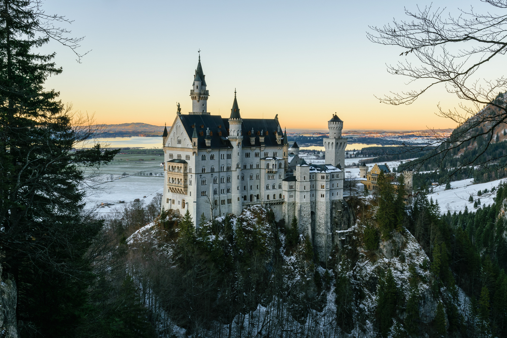 Schloss Neuschwanstein in der Abenddämmerung