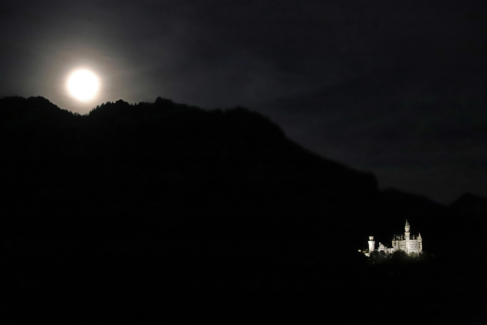 Schloss Neuschwanstein mit fast vollem Mond...