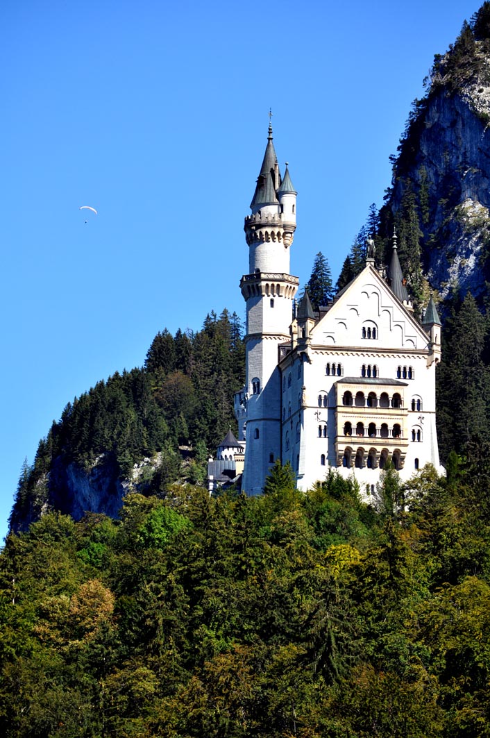 Schloß Neuschwanstein mit Gleitschirmsegler