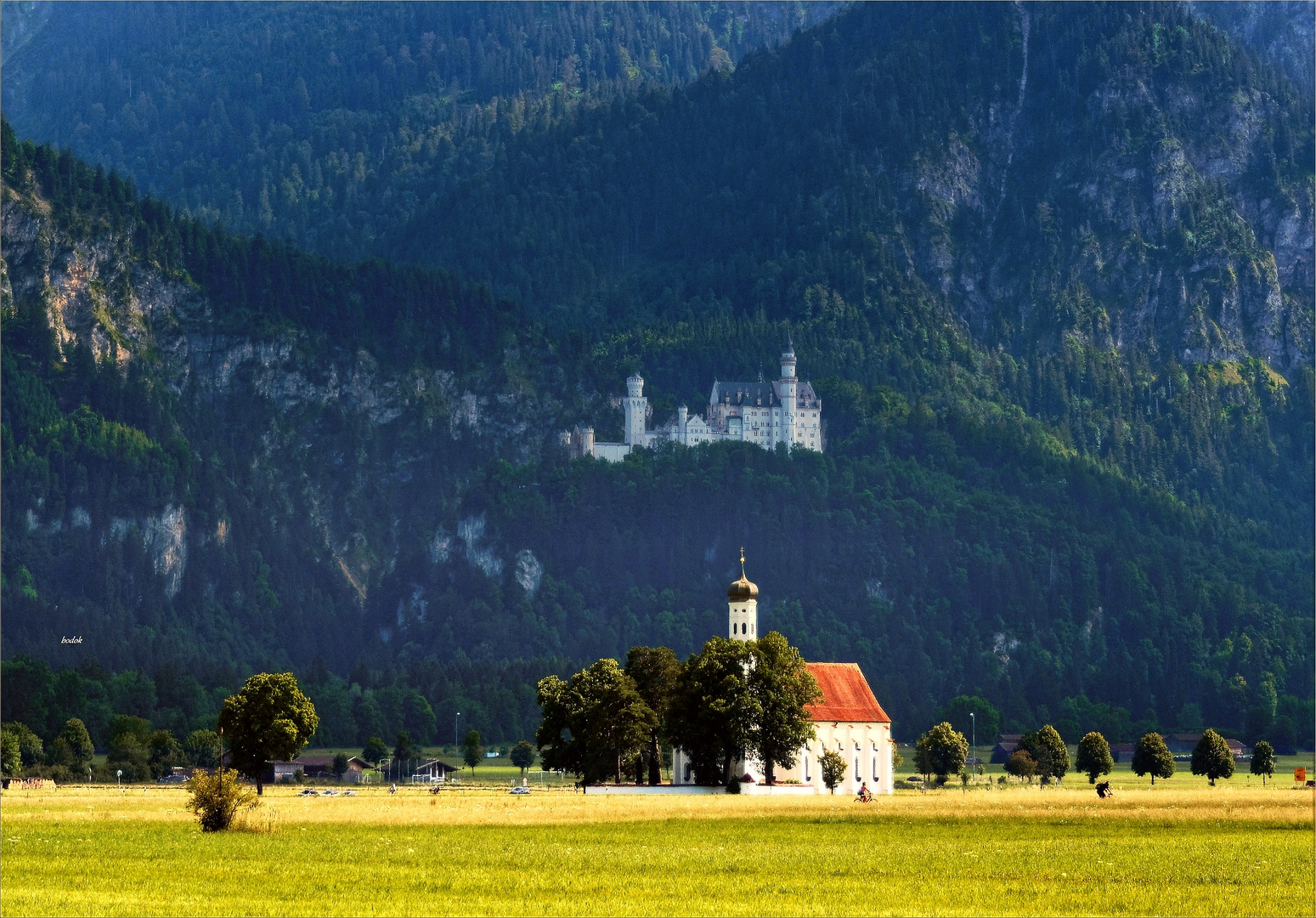 Schloss Neuschwanstein und Wallfahrtskirche St. Coloman zur goldenen Stunde