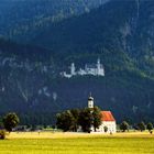 Schloss Neuschwanstein und Wallfahrtskirche St. Coloman zur goldenen Stunde