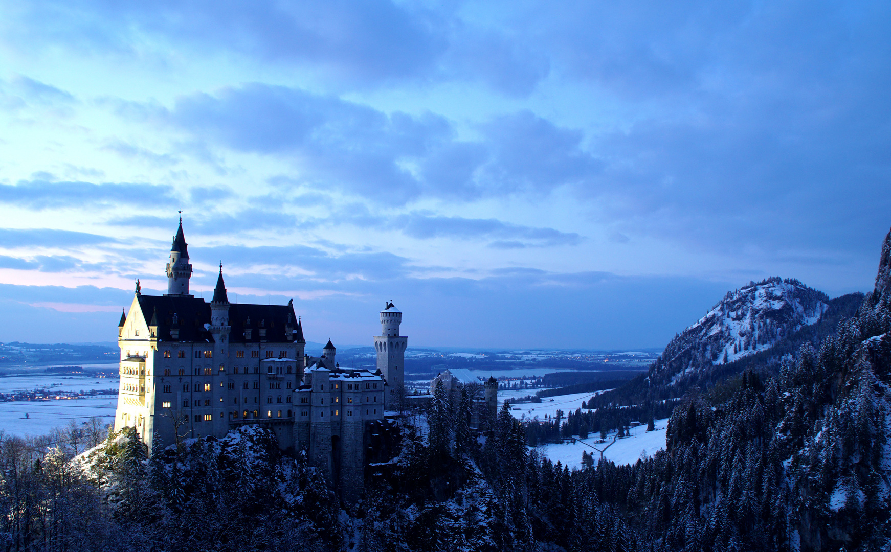 Schloss Neuschwanstein zur "blauen Stunde"