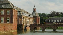 Schloss Nordkirchen, das westfälische Versailles, ist von Wasserflächen umgeben.