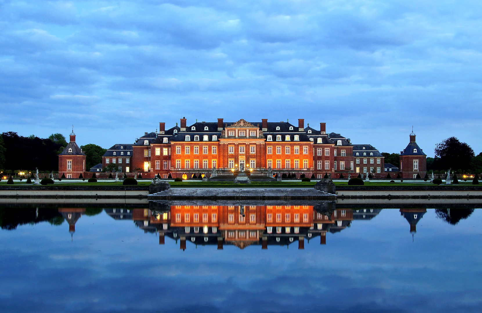 Schloss Nordkirchen zur frühen Blauen Stunde.