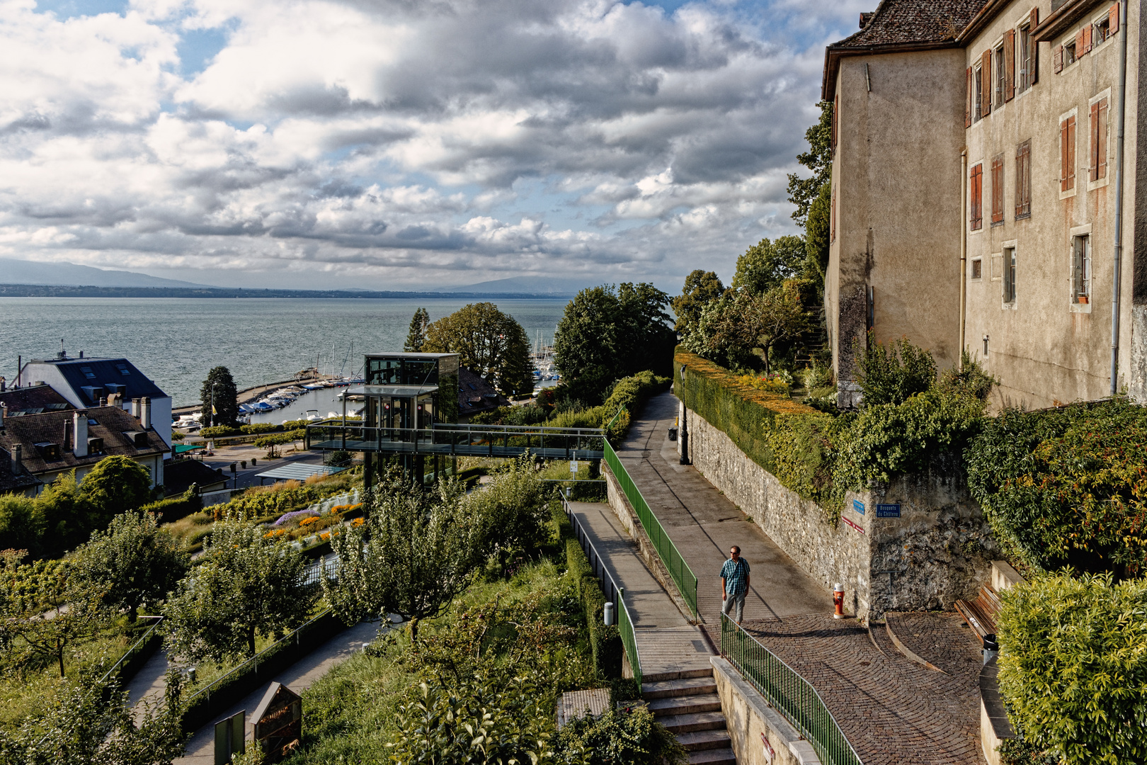 Schloss Nyon mit Blick über den Genfersee nach Frankreich