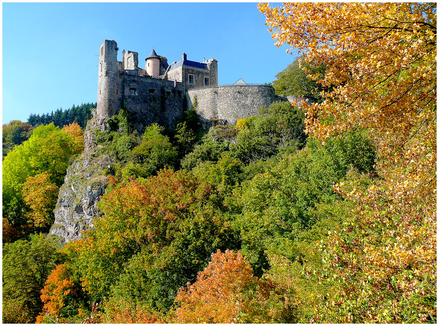 Schloss *OBERSTEIN* im Herbst