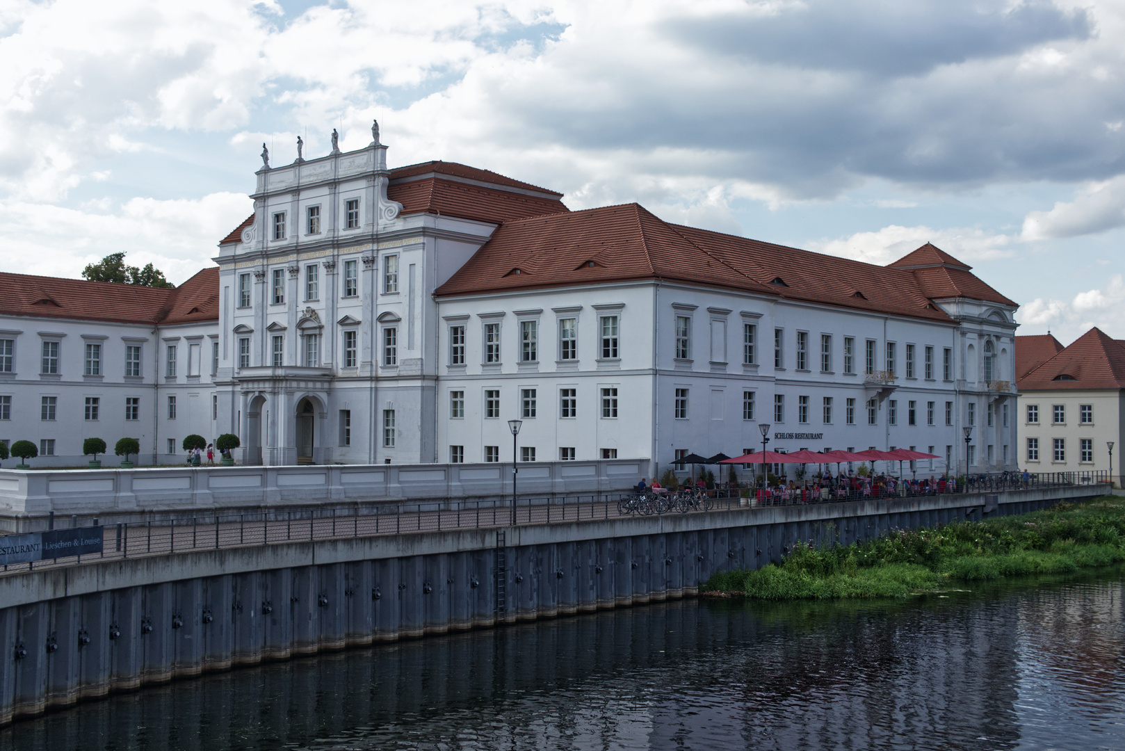 Schloss Oranienburg mit Besucherin im roten Kleid