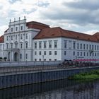 Schloss Oranienburg mit Besucherin im roten Kleid