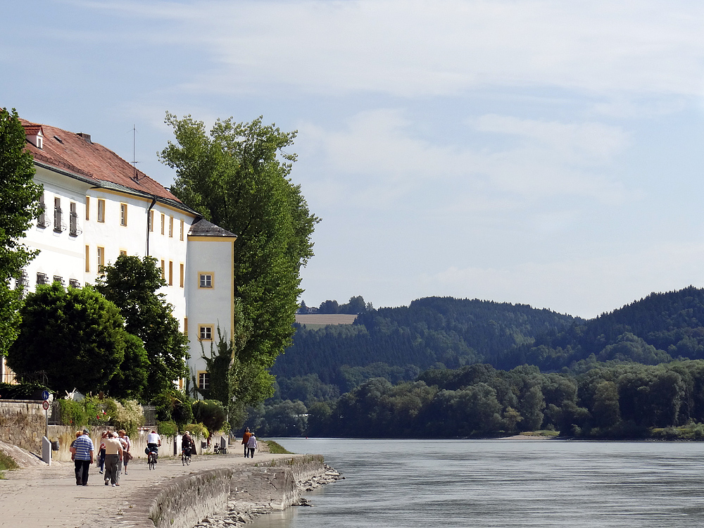 Schloss Ort an der Innpromenade 2