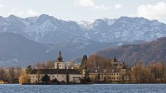 Schloss Ort mit Berge