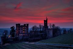 SCHLOSS ORTENBERG BEI BLAUE STUNDE.