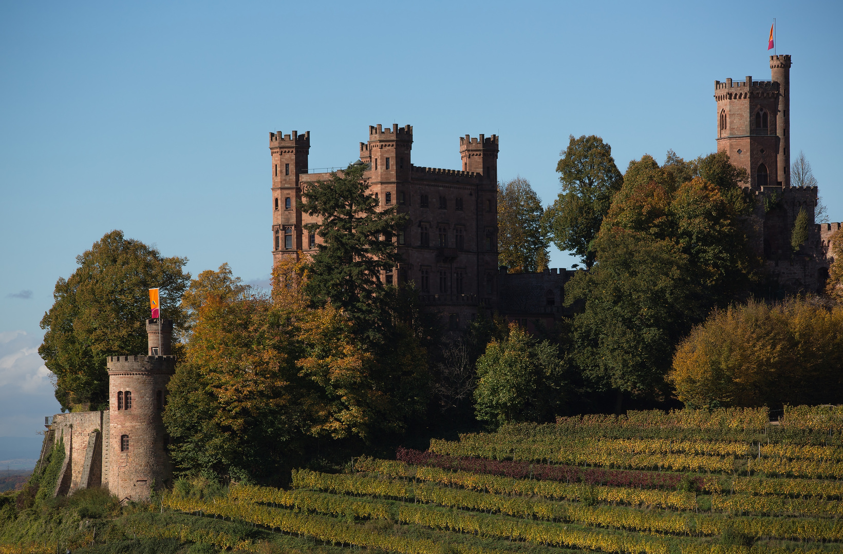 Schloss Ortenberg bei Herbstsonne