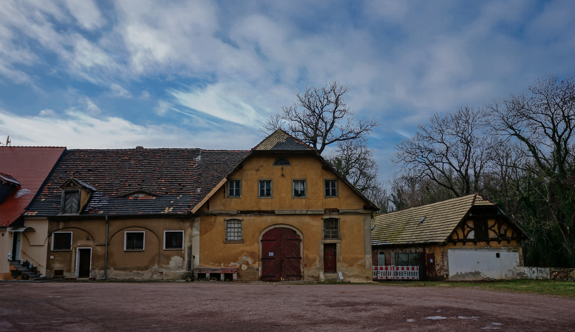 Schloss Ostaru Sporthalle-Bearbeitet