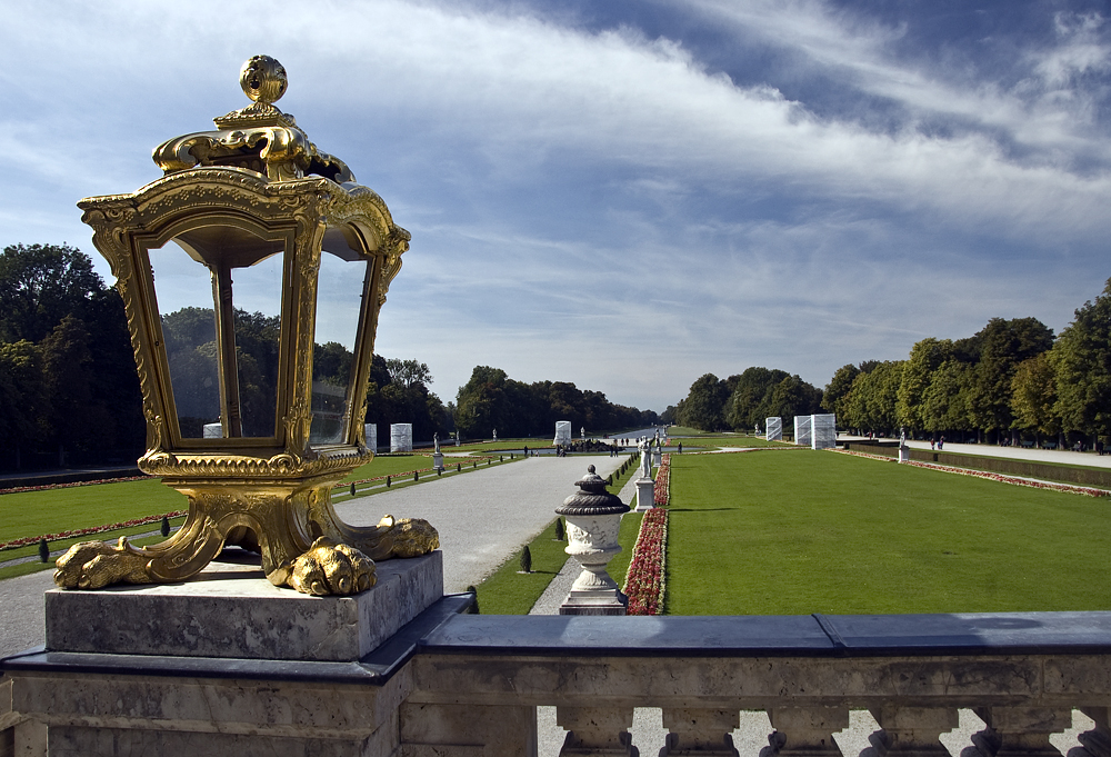 Schloss-Parklandschaft mit Laterne