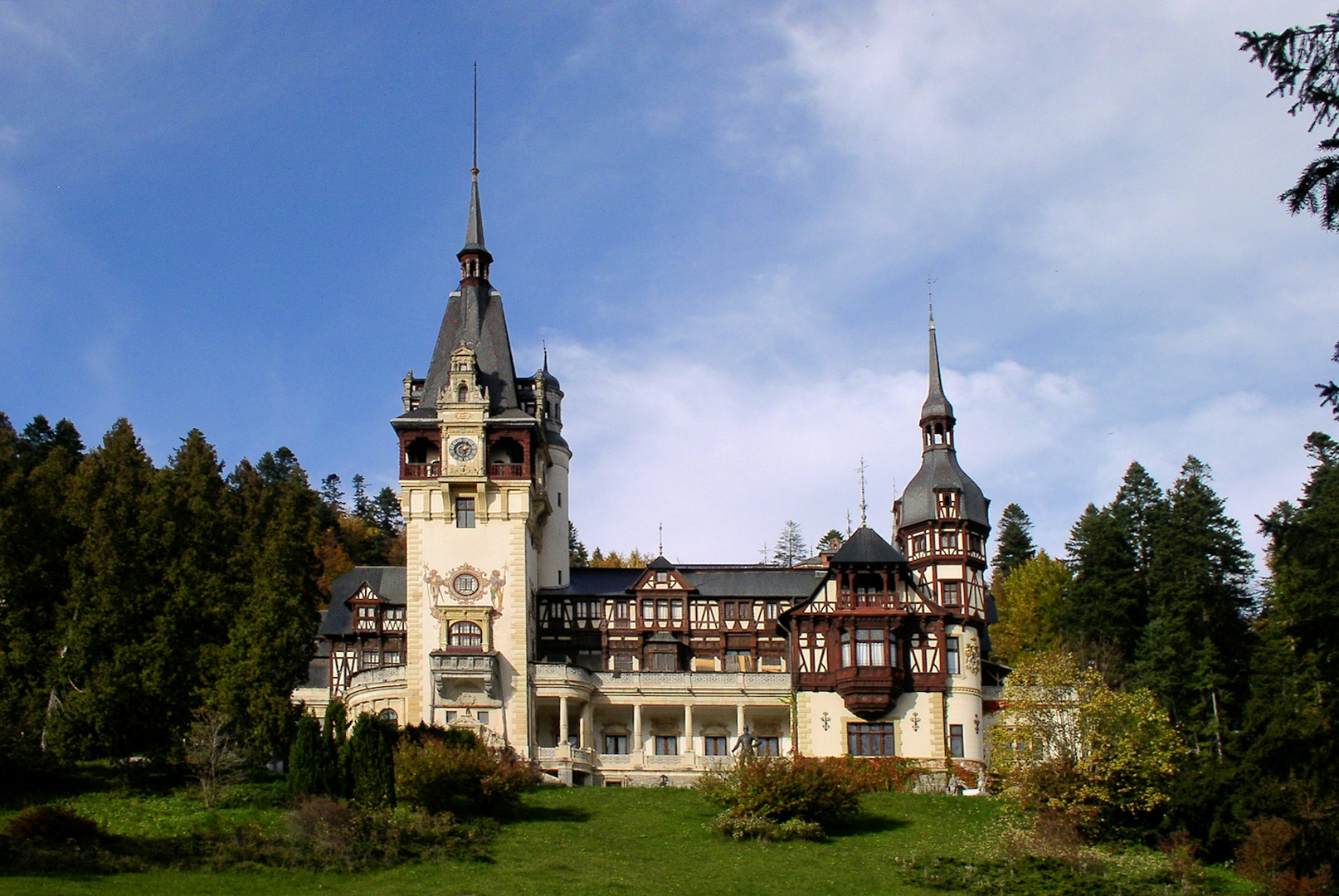 Schloss Peles; malerisch gelegen nordwestlich der Stadt Sinaia/Rumänien