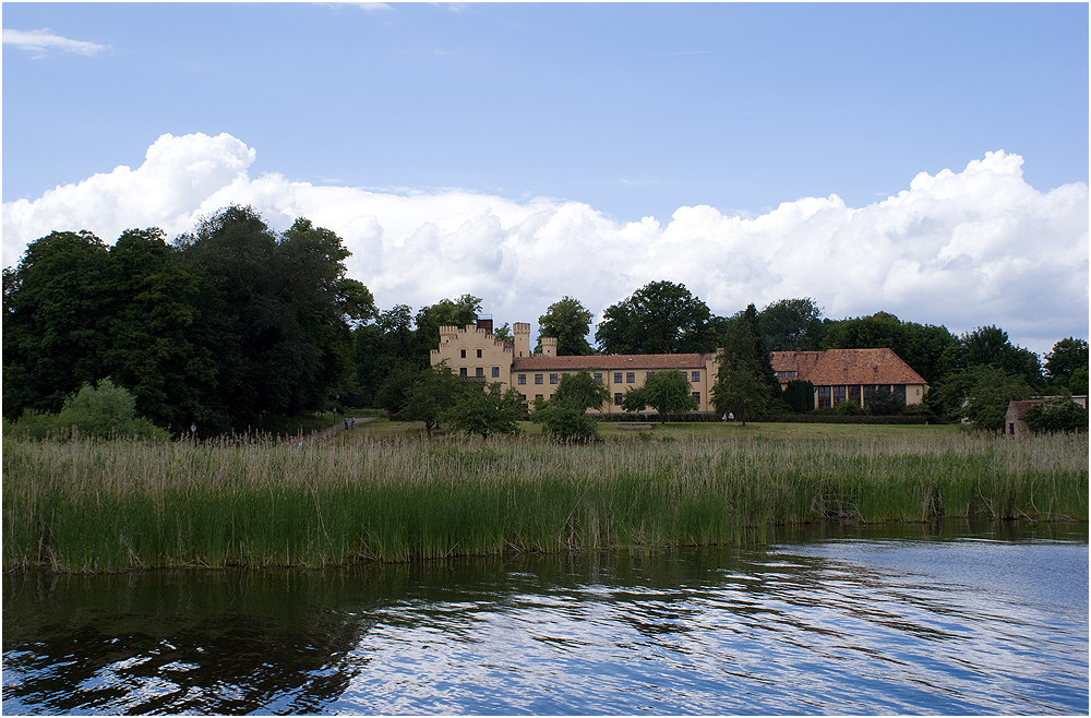 Schloss Petzow vom Wasser gesehen