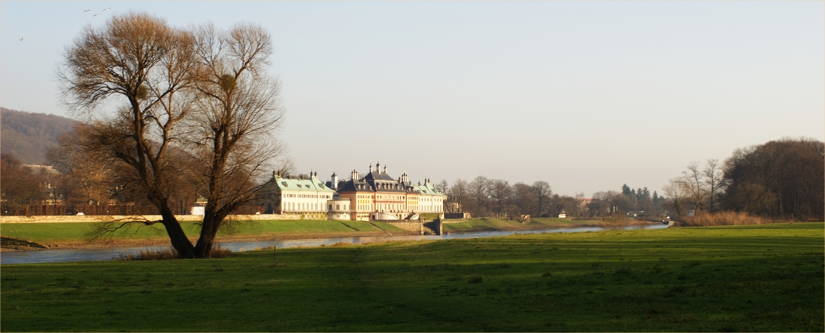 Schloss Pillnitz an der Elbe in der Dezembersonne