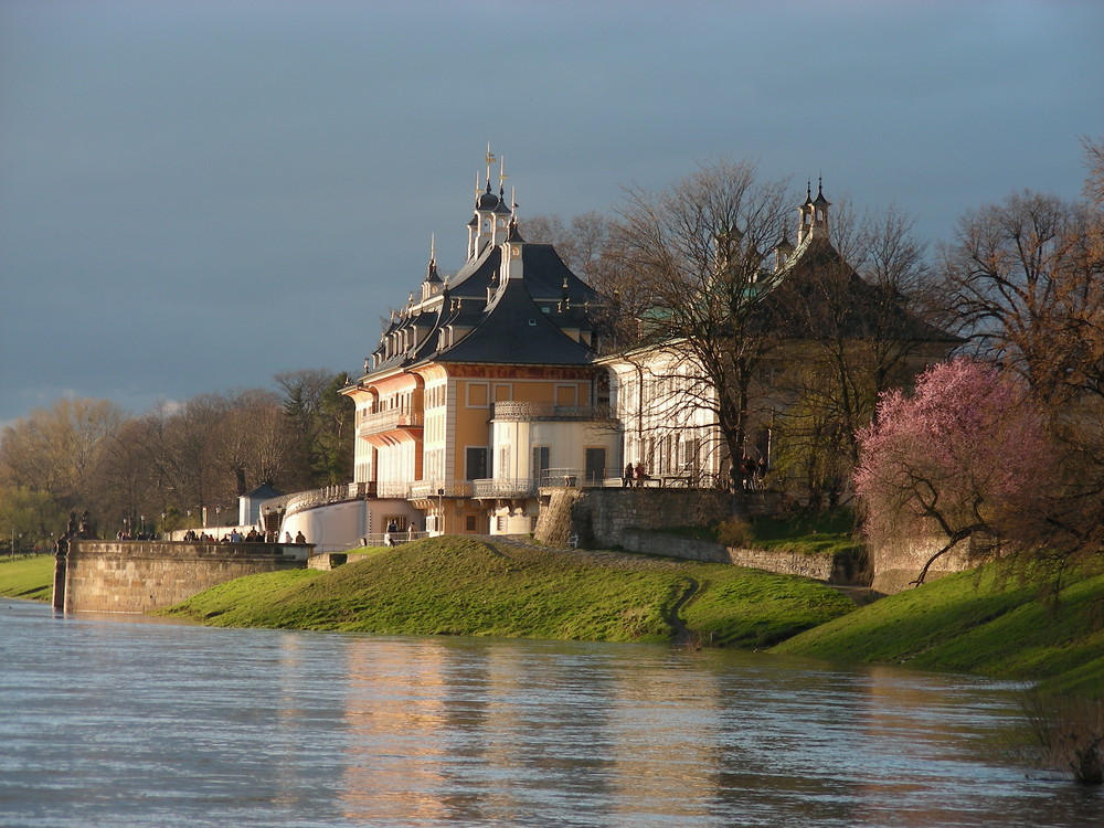 Schloss Pillnitz bei Dresden - Das Wasserpalais von der Elbe aus gesehen