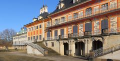 Schloß Pillnitz fast aus dem Wasser der Elbe...