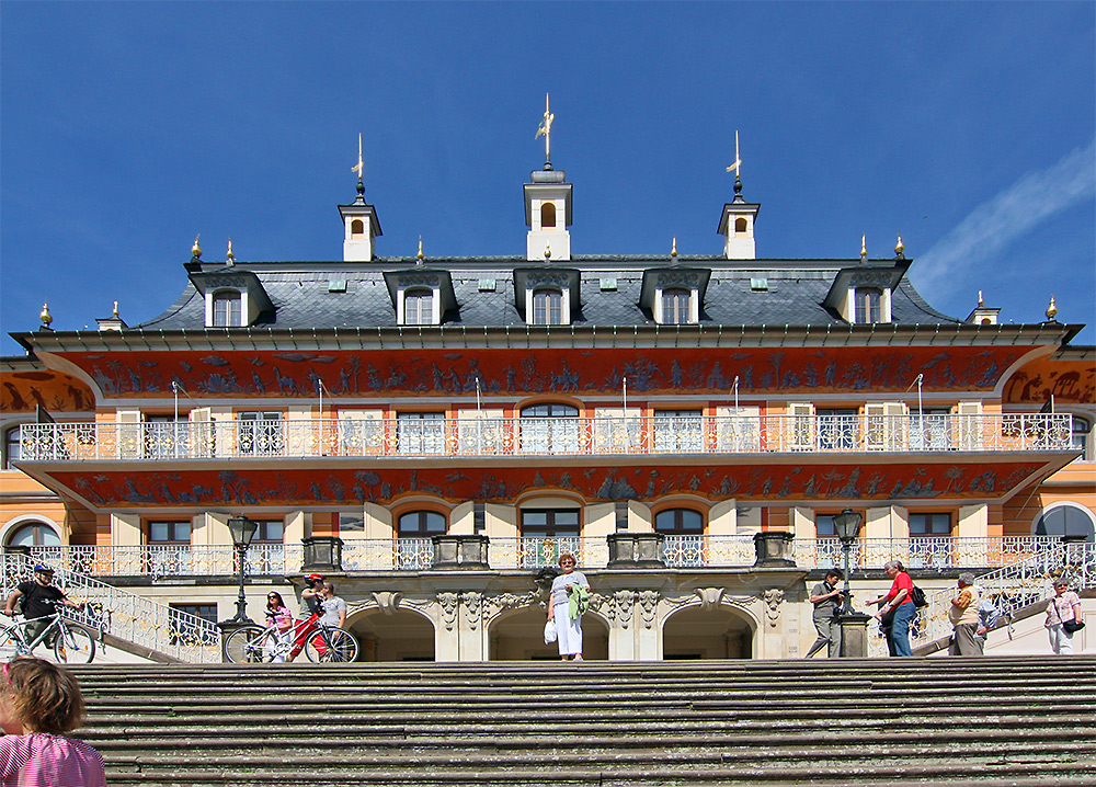 Schloß Pillnitz fast aus der Elbe aufgenommem