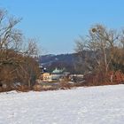 Schloss Pillnitz im Durchblick vom rechten Elbufer...