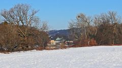 Schloss Pillnitz im Durchblick vom rechten Elbufer...