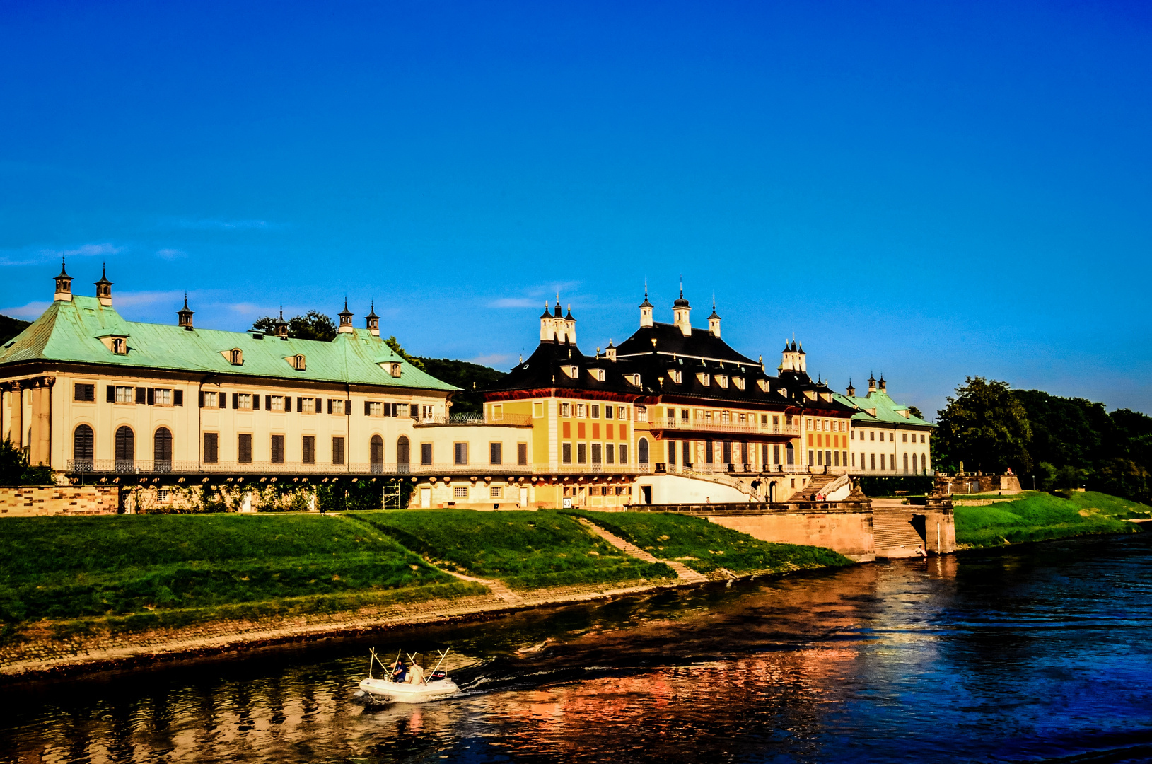 Schloss Pillnitz in Dresden im Letzten Licht des Tages