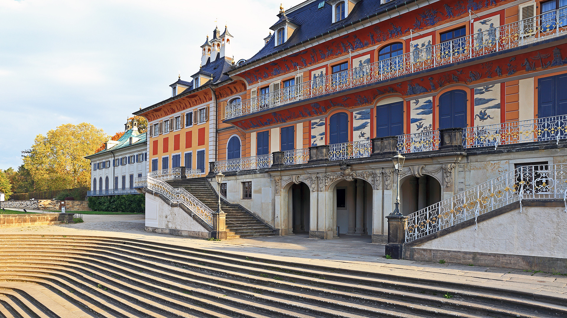 Schloss Pillnitz mit der Freitreppe zur Elbe