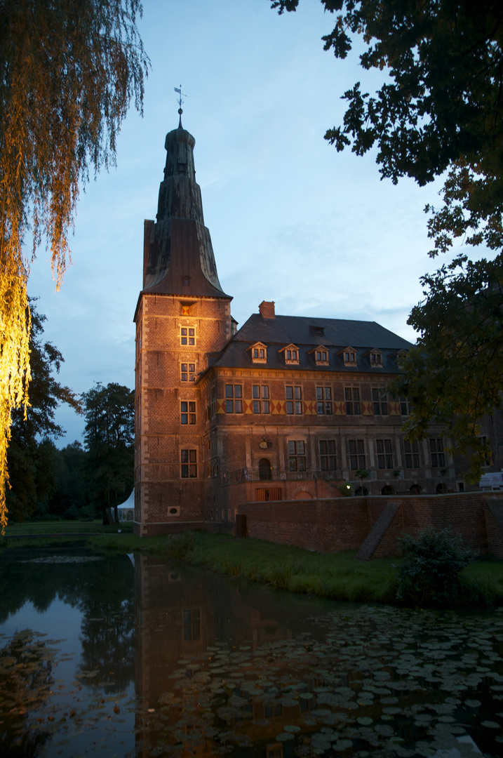 Schloss Raesfeld in der Abenddämmerung